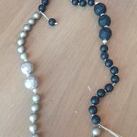 collana grigia e nera 