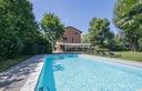 villa-con-parco-e-piscina