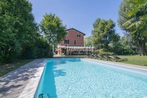 VILLA CON PARCO E PISCINA