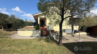 VILLA A SCHIERA A CAPENA