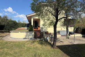 VILLA A SCHIERA A CAPENA