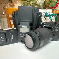 Nikon D3200 con obiettivo, flash e accessori 