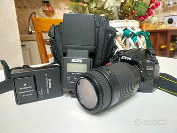 Nikon D3200 con obiettivo, flash e accessori 