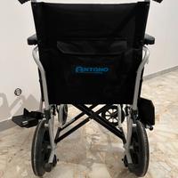 Sedia a rotelle con cuscino antidecubito