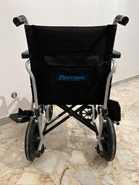 Sedia a rotelle con cuscino antidecubito