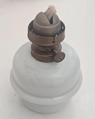 Lampada a olio in porcellana bianca e metallo