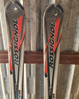 sci Rossignol con bastoncini Leki