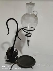Antico Decanter basculante per vino in vetro incis