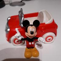 Auto di topolino più personaggio