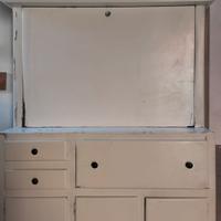 Mobile vetrina in legno con tagliere