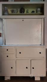 Mobile vetrina in legno con tagliere