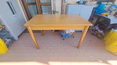 Tavolo legno da cucina con sedie e sgabello