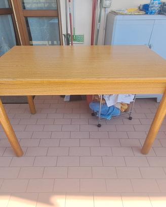 Tavolo legno da cucina con sedie e sgabello