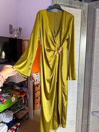 Vestito verde con dettaglio oro
