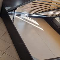 Letto matrimoniale con contenitore.