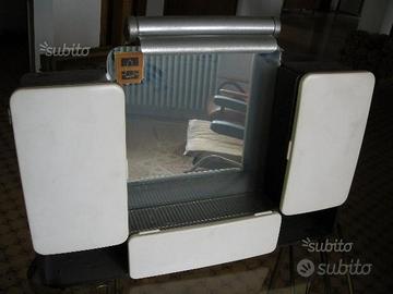 Vecchio specchio da bagno