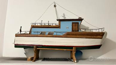 Modello barca in legno fatta a mano