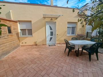 Rinnovato Bilocale al piano terra con corte