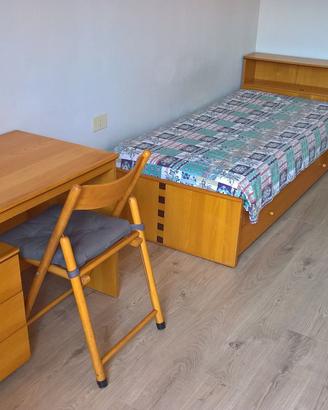Cameretta con due letti e scrivania