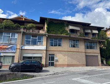 Casa con magazzino/laboratorio, giardino e cortile