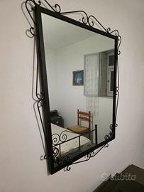Specchio in legno e specchio in ferro battuto