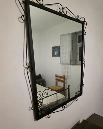Specchio in legno e specchio in ferro battuto