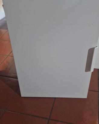 pensile con anta e ripiani in vetro