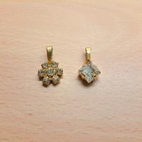 Coppia di ciondoli color oro con pietre