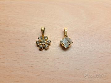 Coppia di ciondoli color oro con pietre