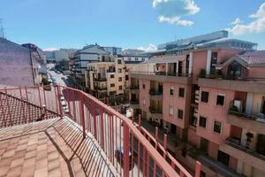 Ampio appartamento in Via Pisa