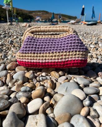 Borsa clutch fatta a mano all’uncinetto multicolor