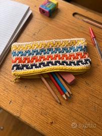 Astuccio uncinetto a righe multicolor, portapenne