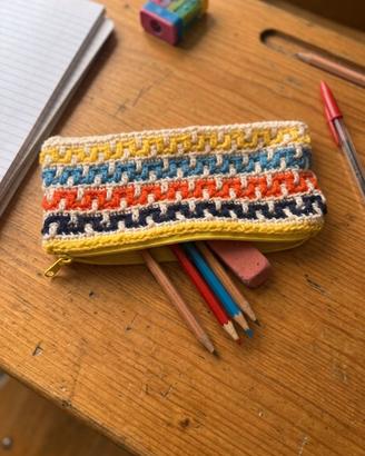 Astuccio uncinetto a righe multicolor, portapenne
