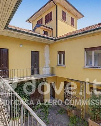 Casa indipendente di 840 m² con più di 5 locali a 