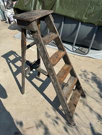 Scala in legno vintage epoca per arrendamento