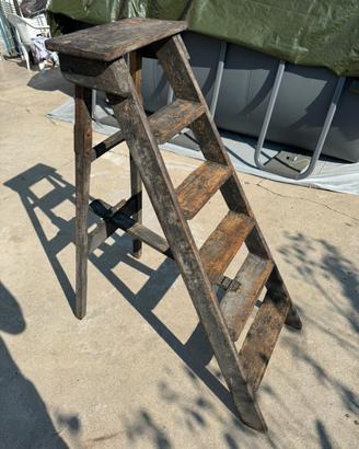 Scala in legno vintage epoca per arrendamento