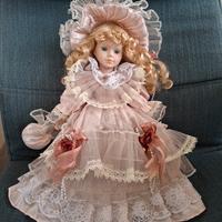 Bambola in ceramica