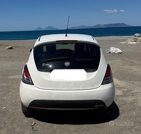 Lancia y