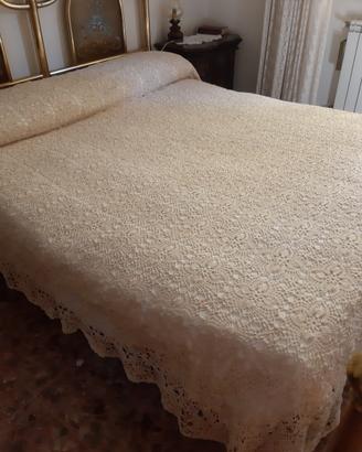 Coperta matrimoniale  lavorata a uncinetto 