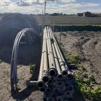 Archi in plastica per serre e tubi per irrigazione