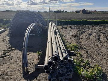 Archi in plastica per serre e tubi per irrigazione