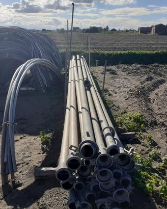 Archi in plastica per serre e tubi per irrigazione
