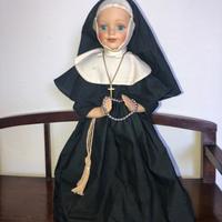 Bambola in porcellana da collezione