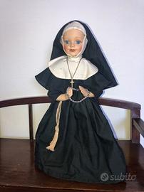 Bambola in porcellana da collezione