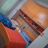 Cameretta con armadio a ponte per bambini