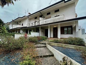 SPAZIOSA ED ACCOGLIENTE VILLA A SCHIERA DI TEST...