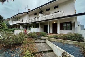 SPAZIOSA ED ACCOGLIENTE VILLA A SCHIERA DI TEST...