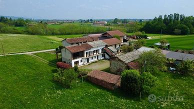 Rustico / Casale di 409 m² con 5 locali e box auto