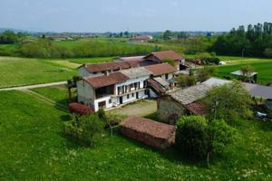 Rustico / Casale di 409 m² con 5 locali e box auto