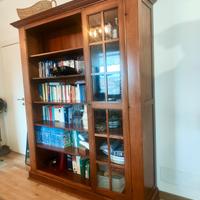 Libreria in legno con ante